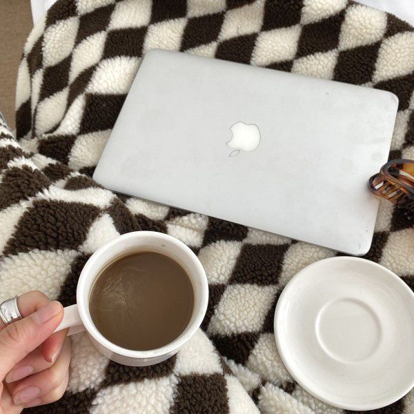 Black and white checkerboard contrast colored small blanket, simple and fashionable office nap blanket, warm in autumn and winter