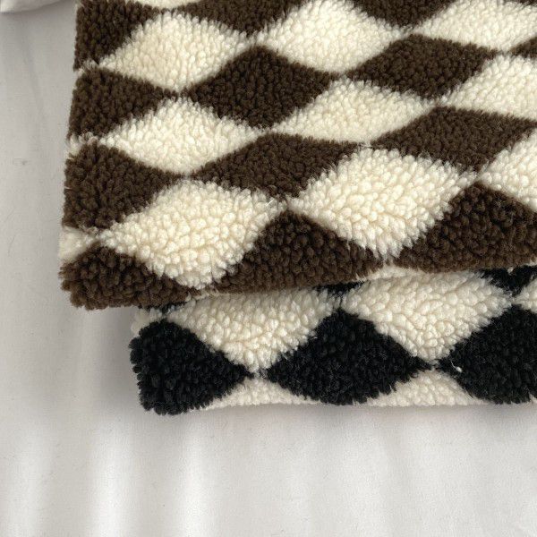 Black and white checkerboard contrast colored small blanket, simple and fashionable office nap blanket, warm in autumn and winter