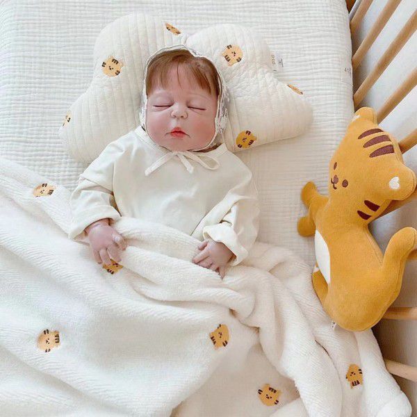 Embroidered animal head children's blankets, autumn and winter baby blankets, holding blankets, holding blankets, and baby nap blankets